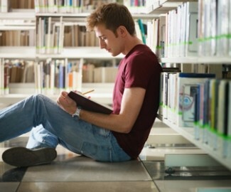 Es mag schwierig erscheinen, mit Ihrem Studenten über psychische Erkrankungen zu sprechen, aber es ist notwendig. Folgendes müssen Sie in Ihr Gespräch einbeziehen.