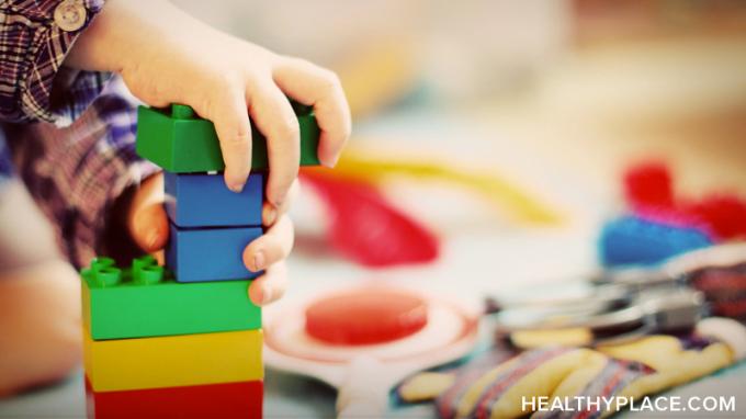 Spieltherapie kann für Kinder enorm hilfreich sein. Informieren Sie sich hier bei HealthyPlace über Techniken und Aktivitäten, die in der Spieltherapie zum Einsatz kommen, und wer davon profitiert. 