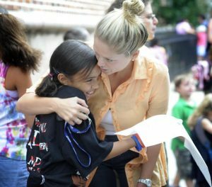 Das Ende des Schuljahres kann schwierig sein. Helfen Sie Ihrem Kind, sich am Ende des Schuljahres sicher zu fühlen, mit diesen Tipps zur Stärkung des Vertrauens. 