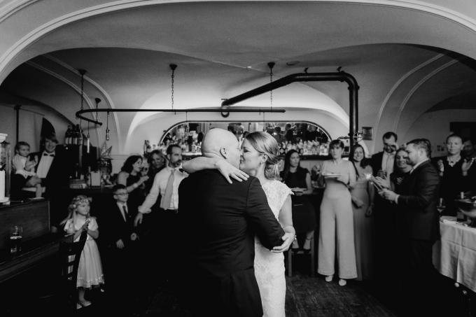 Autor und Frau tanzen bei der Hochzeit