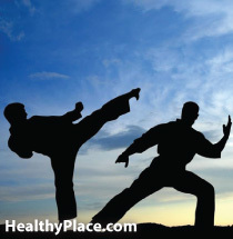 Kampfkunst kann eine psychische Krankheitstherapie sein. Geisteskrankheiten und Kampfsport können zusammen positiv sein. Lesen Sie, wie Kampfsport bei psychischen Erkrankungen hilft.
