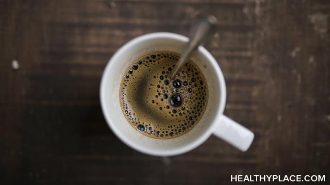 Ihre Tasse Kaffee könnte Ihre bipolaren Symptome verschlimmern. Lesen Sie vertrauenswürdige Informationen zu Kaffee und bipolaren Störungen auf HealthyPlace.