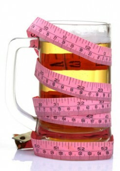 Betrunkene Magersucht soll Alkoholexzesse ohne Gewichtszunahme ermöglichen. Aber eingeschränktes Essen plus Alkoholkonsum ist gefährlich und unwirksam.