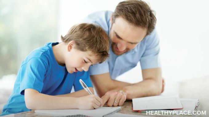 ADHS kann den Erfolg Ihres Kindes in der Schule beeinflussen. ADHS-Symptome, Unaufmerksamkeit, Impulsivität und Hyperaktivität behindern das Lernen. Entdecken Sie, wie Eltern ihrem ADHS-Kind helfen können.