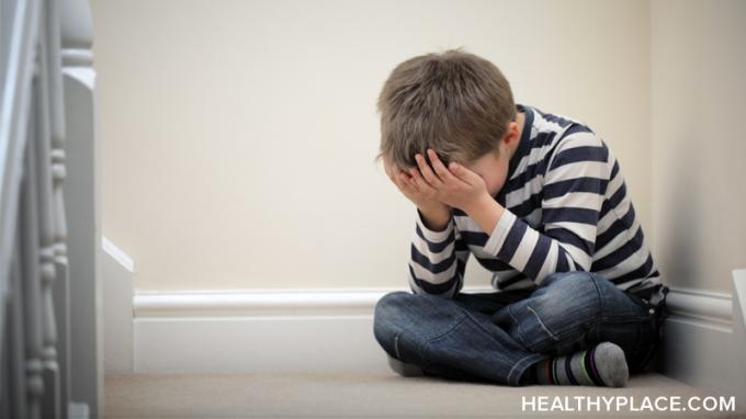 PTBS bei Kindern ist real. Informieren Sie sich auf HealthyPlace.com über die Ursachen, Symptome, Auswirkungen und Behandlung von PTBS bei Kindern jeden Alters
