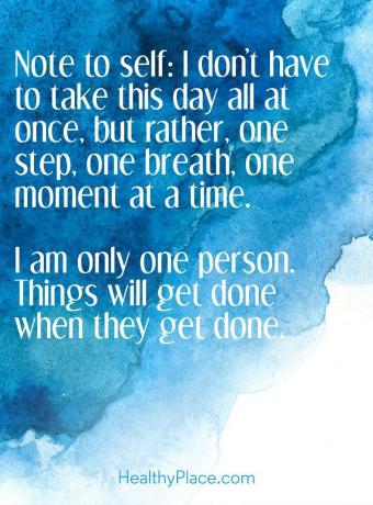 Eine positive Nachricht für Sie - Notiz an mich selbst: Ich muss diesen Tag nicht auf einmal nehmen, sondern einen Schritt, einen Atemzug, einen Moment nach dem anderen. Ich bin nur eine Person. Dinge werden erledigt, wenn sie erledigt sind.
