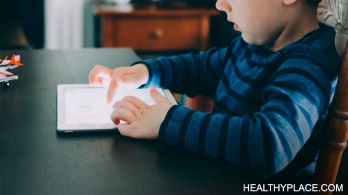 Mithilfe dieser fünf Erziehungsfähigkeiten für das digitale Zeitalter können Sie die Nutzungsbeschränkungen für die Geräte Ihrer Kinder festlegen. Lesen Sie sie auf HealthyPlace.