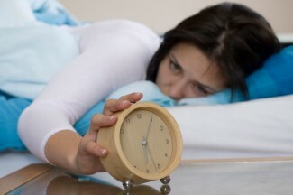 Wenn Sie vor dem Einschlafen eine Routine einrichten und beim Aufwachen aufwachen, ist es weniger wahrscheinlich, dass Sie unglücklich aufwachen, und es ist weniger wahrscheinlich, dass Sie sich als Antwort Selbstbeschädigung zuwenden. 