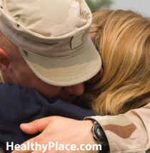 Die Ehepartner von Veteranen mit Kampf-PTBS können aufgrund der Symptome ihres Partners selbst an PTBS leiden. Erfahren Sie mehr über sekundären traumatischen Stress.