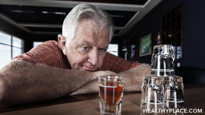 Welche Beziehung besteht zwischen Parkinson-Medikamenten und Alkohol? Verursacht das Trinken Nebenwirkungen oder interagiert es mit Ihren Medikamenten? Hier herausfinden.