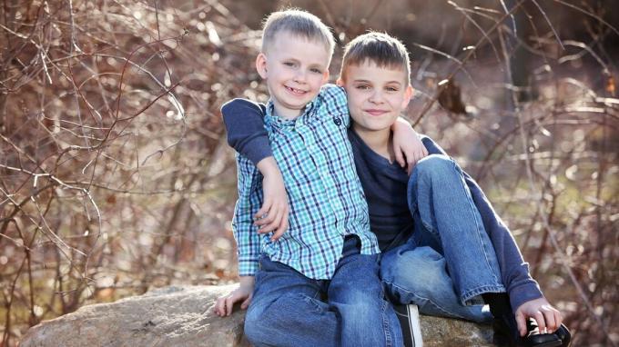Zwei Jungen mit ADHS haben die gleiche Größe und das gleiche Gewicht, erhalten jedoch unterschiedliche Dosierungen von ADHS-Medikamenten